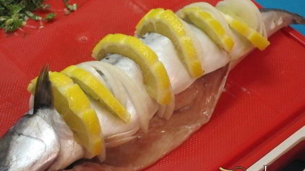 скумбрия, запеченная с лимоном и сырной начинкой