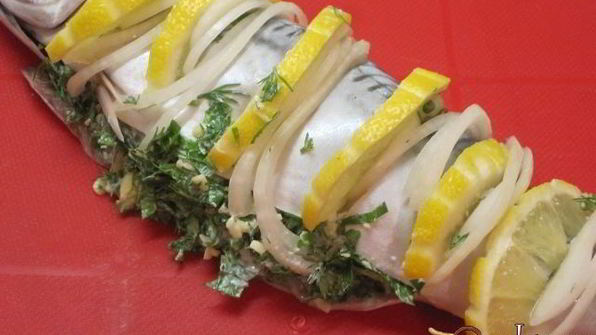 скумбрия, запеченная с лимоном и сырной начинкой