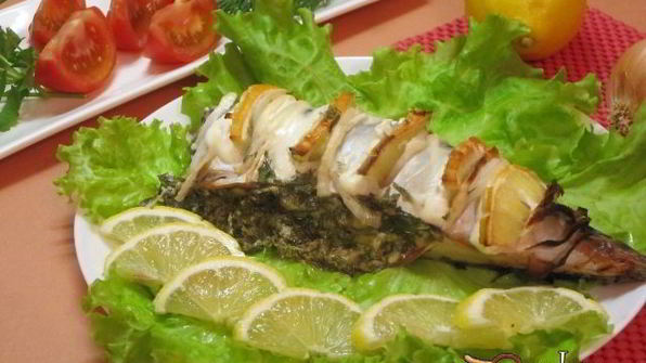 скумбрия, запеченная с лимоном и сырной начинкой