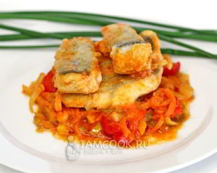 Судак тушеный с овощами