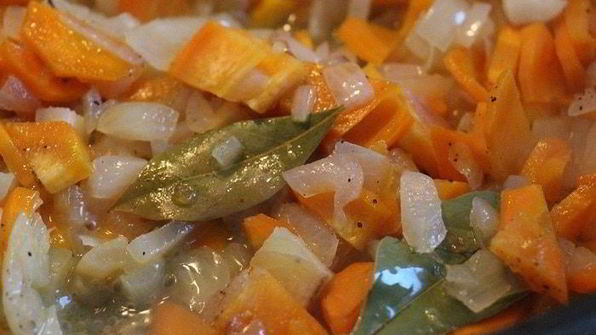 тилапия на овощной подушке