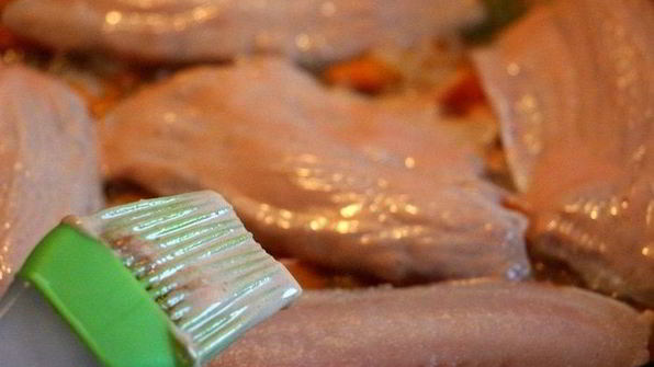 тилапия на овощной подушке