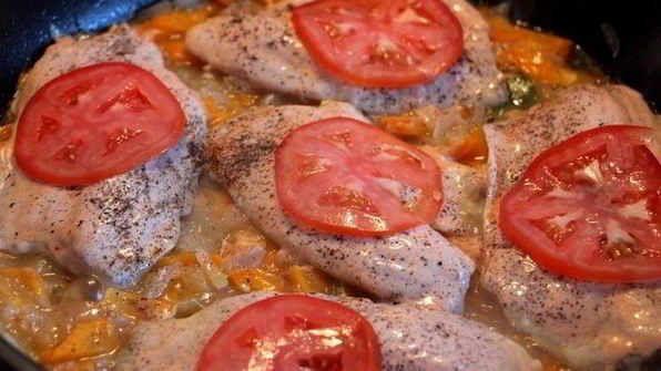 тилапия на овощной подушке