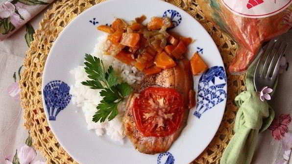 тилапия на овощной подушке