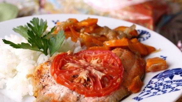 тилапия на овощной подушке