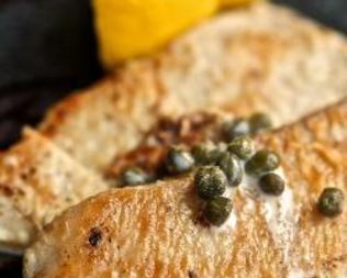 Тилапия в сливочном соусе с каперсами