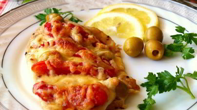 Тилапия запеченная с помидорами под сыром