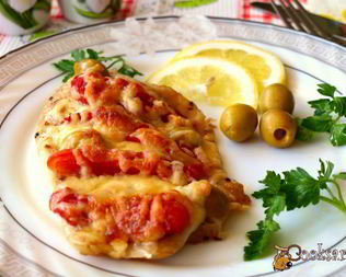 Тилапия запеченная с помидорами под сыром