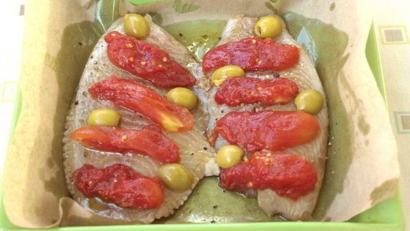 тилапия запеченная с помидорами под сыром