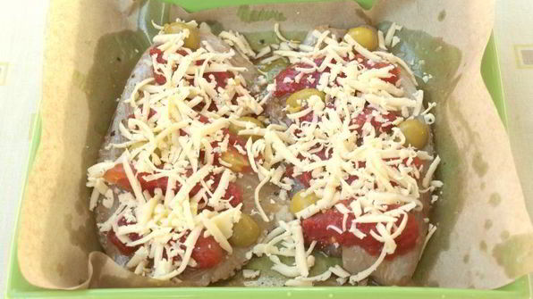 тилапия запеченная с помидорами под сыром