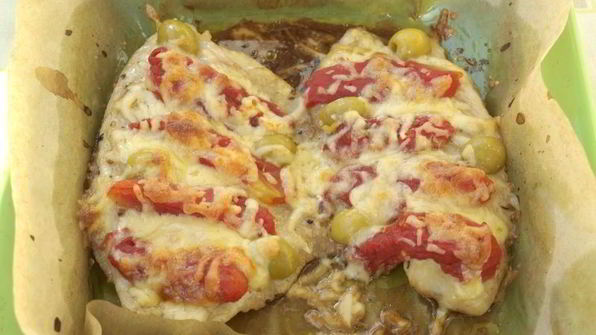 тилапия запеченная с помидорами под сыром