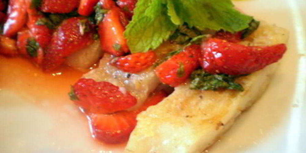 Рецепт треска с клубничной сальсой