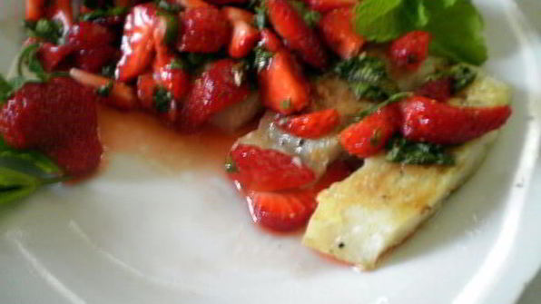 треска с клубничной сальсой