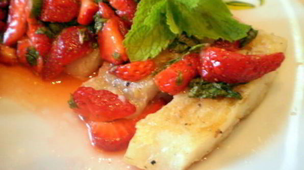 треска с клубничной сальсой