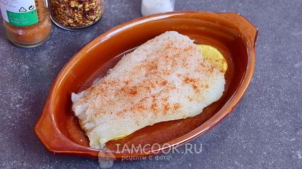 треска, запеченная по-гречески