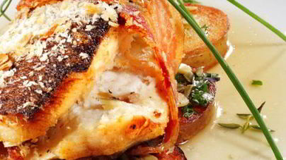 Треска, запеченная в ломтиках ветчины