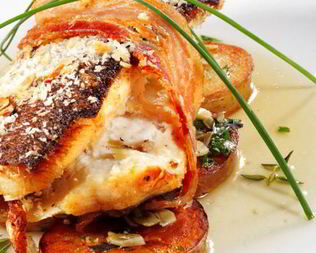 Треска, запеченная в ломтиках ветчины