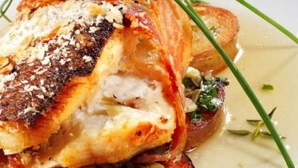 Треска, запеченная в ломтиках ветчины