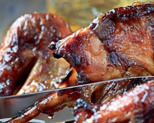 Цесарка, запеченная в глазури из виски