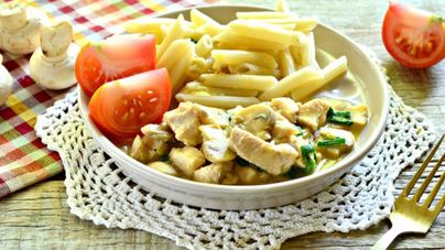 Тушеная цесарка с шампиньонами