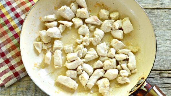 тушеная цесарка с шампиньонами