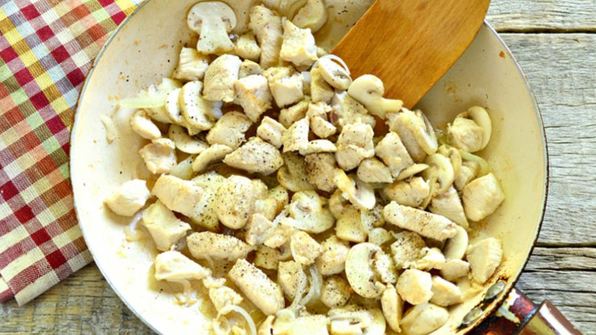 тушеная цесарка с шампиньонами