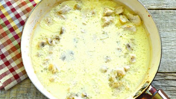 тушеная цесарка с шампиньонами