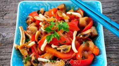 Тушеные кальмары с овощами