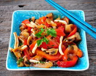 Тушеные кальмары с овощами