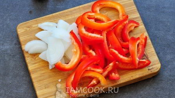 тушеные кальмары с овощами