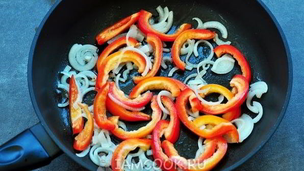 тушеные кальмары с овощами