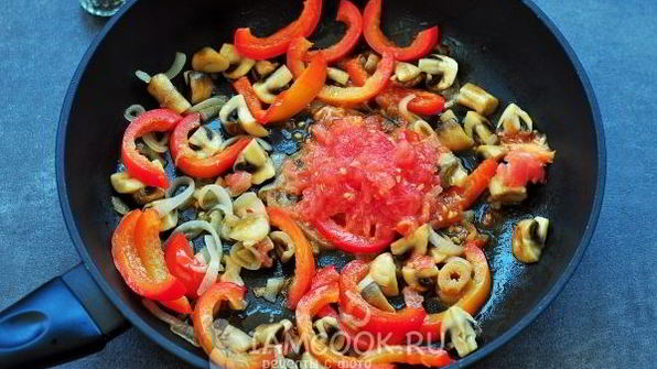 тушеные кальмары с овощами