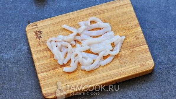 тушеные кальмары с овощами