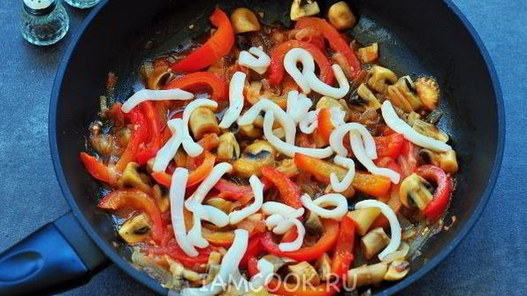 тушеные кальмары с овощами