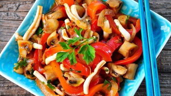 тушеные кальмары с овощами