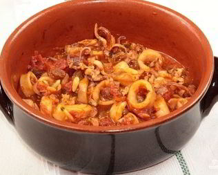 Тушеные кальмары в соусе