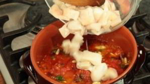 тушеные кальмары в соусе