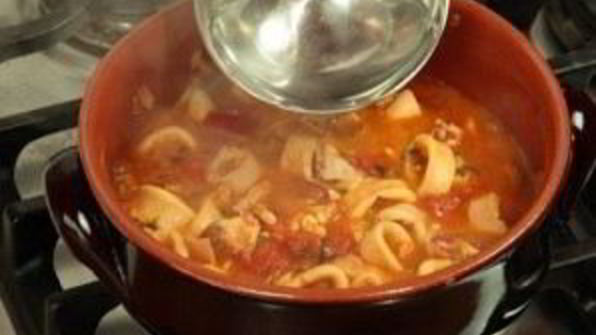 тушеные кальмары в соусе