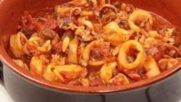 тушеные кальмары в соусе