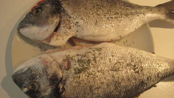 запеченная дорада с тапенадом