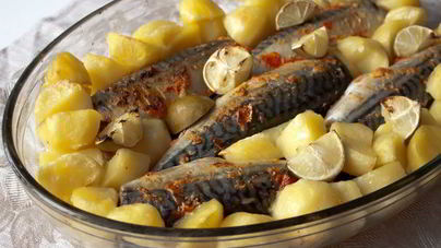 Запеченная острая скумбрия с картофелем