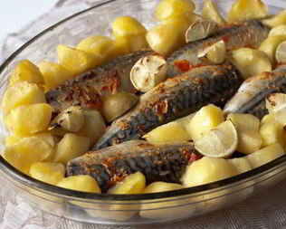 Запеченная острая скумбрия с картофелем