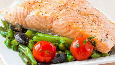 Запеченный лосось с зеленой фасолью и помидорами