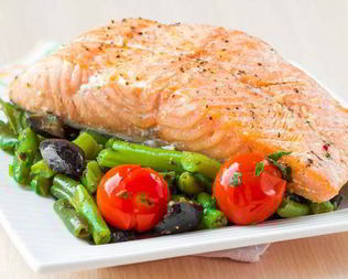 Запеченный лосось с зеленой фасолью и помидорами