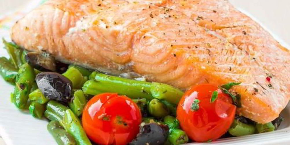 Рецепт запеченный лосось с зеленой фасолью и помидорами