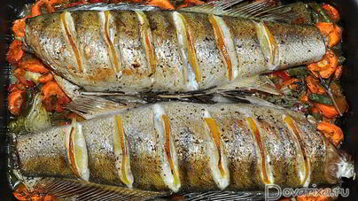 Запеченный судак на овощной подушке