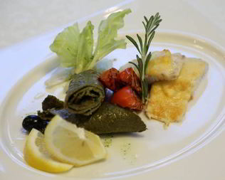 Запеченный судак под сыром с омлетом