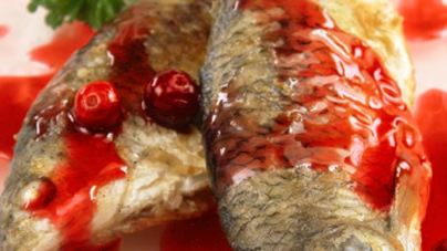 Жареная рыба с клюквой