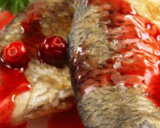 Жареная рыба с клюквой