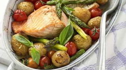 Жареный лосось со спаржей